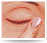 閉眼，用手指輕輕向鼻梁方向壓迫內(nèi)側(cè)眼角,保持滴藥姿勢1-3分鐘。